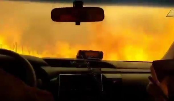 Impresionante video: bomberos cruzan un túnel de fuego para escapar de las llamas en Córdoba