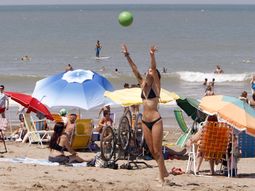 Turistas que eligen veranear en Mar del Plata.