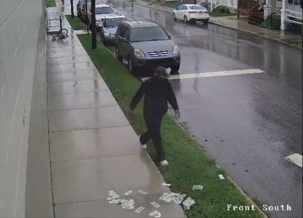 Se le voló el dinero que había robado mientras se iba en bicicleta