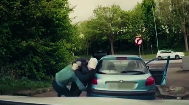 La brutal lección que le dio un luchador de MMA a dos hombres