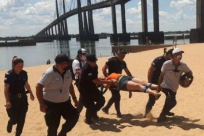 Como Alfonsina Storni, una mujer intento suicidarse en las playa del Rio Paraná en Corrientes capital.