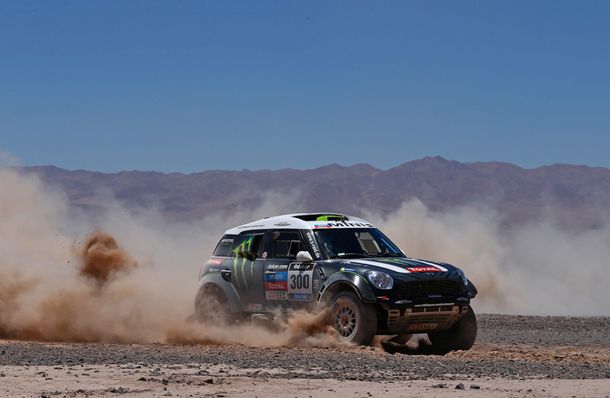 El francés Peterhansel se impuso entre los autos y acecha la punta