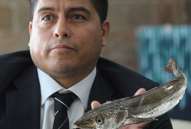 En Santa Cruz regalaron merluza congelada para Semana Santa