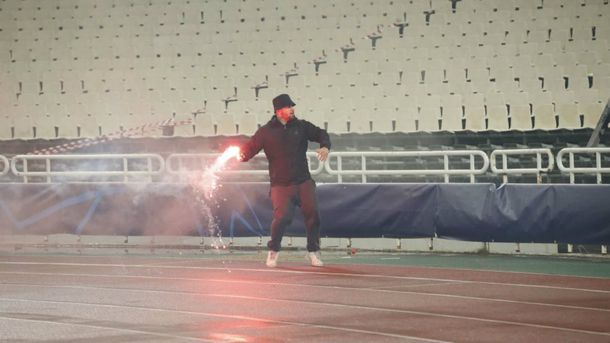 Tiraron una molotov en un partido de la Champions League y se jugó igual