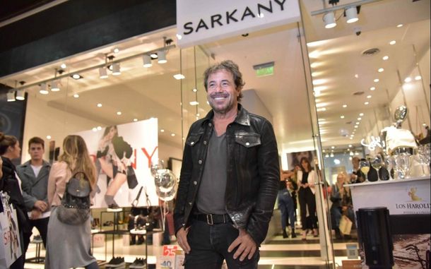 Una fábrica de Ricky Sarkany estaba colgada de la luz