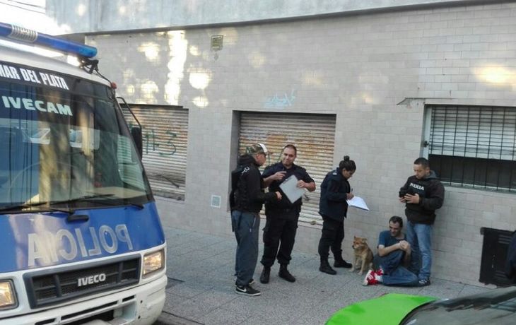 Fue apuñalado por su mujer y la policía lo rescató tras romper una puerta