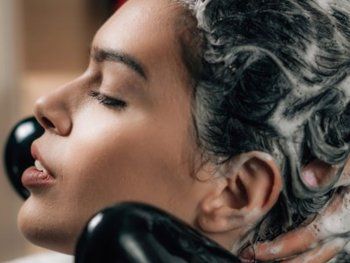 ) Truco casero: el paso a paso para nutrir el pelo sin usar tinturas