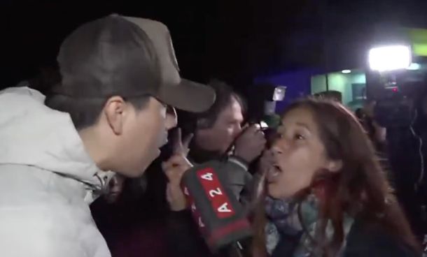 Libertario se burló de vecina de Moreno por vivir con barro hasta la rodilla y recibió un cachetazo en vivo