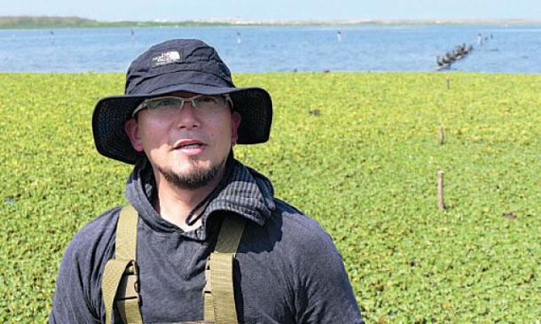 Científico logra descontaminar una laguna él solo