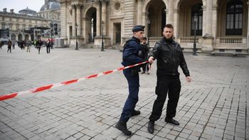 Evacuaron la explanada del Louvre, ante la presencia de bolsos sospechosos Evacuaron la explanada del Louvre, ante la presencia de bolsos sospechosos