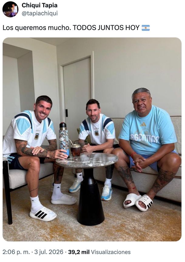 La foto de siempre entre Chiqui Tapia, Rodrigo De Paul y Lionel Messi en la previa al partido contra Cabo Verde. La foto de siempre entre Chiqui Tapia, Rodrigo De Paul y Lionel Messi en la previa al partido contra Cabo Verde.