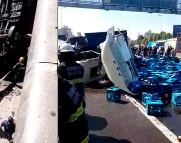 Caos en la autopista 25 de Mayo por un camión que chocó y quedó colgado