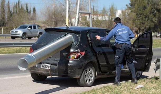 Así se incrustó el caño de acero en el auto familiar