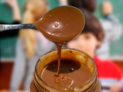 Le untó dulce de leche en la cara a un alumno