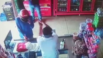 video: comerciante mato a balazos a dos ladrones que lo asaltaron video: comerciante mato a balazos a dos ladrones que lo asaltaron