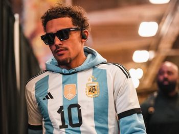 Furor por un jugador de la NBA con la camiseta de Messi y las tres estrellas