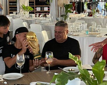 Thiago Almada y Chiqui Tapia con la Copa del Mundo en el Balneario 12. 