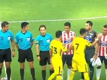 A cara de perro: Tevez le negó el saludo a Teo Gutiérrez