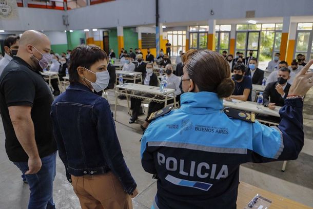 Mayra Mendoza participó de la evaluación de los aspirantes a policías