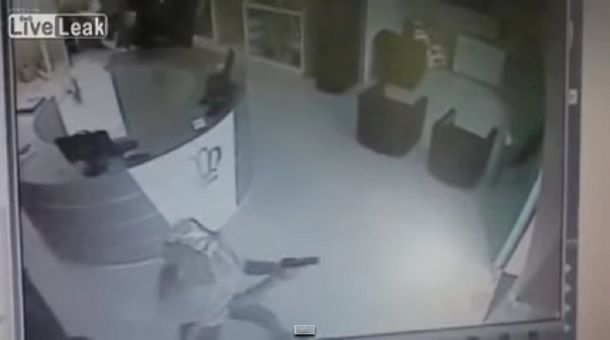 Delincuentes brasileños se llevan un gran sorpresa al asaltar una peluquería