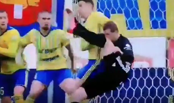 Blooper viral en el f&uacute;tbol de Polonia