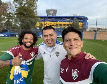 Con el ídolo: Riquelme posó junto a la delegación de Fluminense