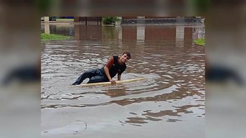 Salió a surfear en la calle inundada en medio del temporal Salió a surfear en la calle inundada en medio del temporal