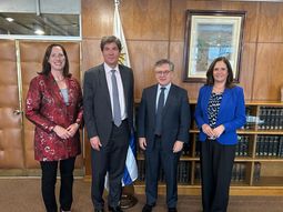 La embajadora Heide Fulton, el jerarca estadounidense José Fernandez, el canciller Omar Paganini y la ministra Elisa Facio dialogaron sobre la potencialidad de las energías renovables en Uruguay. La embajadora Heide Fulton, el jerarca estadounidense José Fernandez, el canciller Omar Paganini y la ministra Elisa Facio dialogaron sobre la potencialidad de las energías renovables en Uruguay.