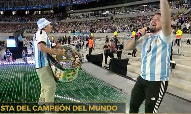 Tula y Fernando Romero cantaron Muchachos y explotó el Monumental