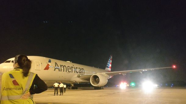 El vuelo AA996 aterrizó de emergencia en Ezeiza