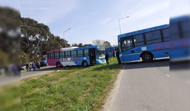 Choferes de la empresa Costa Azul cortan el acceso a Mar del Plata en la Autov&iacute;a 2. (Foto gentileza: 0223.com.ar)