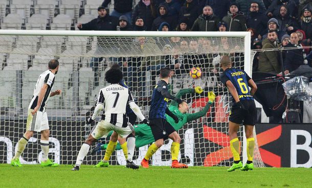 El imparable remate de Cuadrado que rompió el cero en Turín