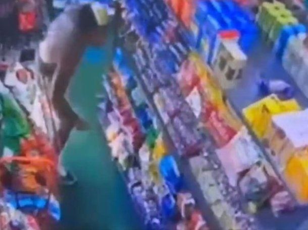 Video: dos trapitos se enfrentaron a cuchillazos dentro de un kiosco en La Plata