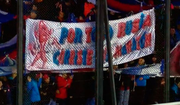 Volvió el fútbol argentino: la polémica bandera de los hinchas de San Lorenzo contra los de Huracán