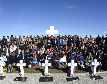 La postal de los que viajaron a conocer los restos de sus seres queridos