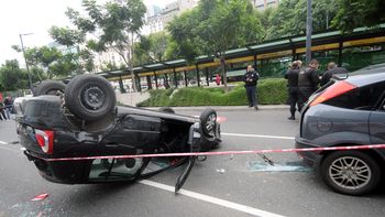 robaron un auto, escapaban de la policia y volcaron en plena 9 de julio robaron un auto, escapaban de la policia y volcaron en plena 9 de julio