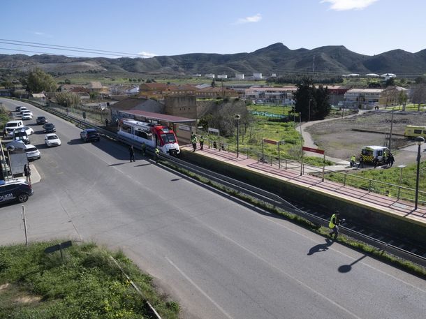 El tren transportaba a 16 pasajeros cuando fue chocado por la grúa El tren transportaba a 16 pasajeros cuando fue chocado por la grúa