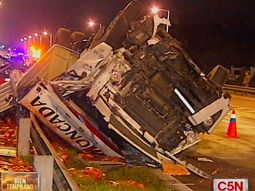 Choque de camiones en la Autopista del Oeste: tres heridos