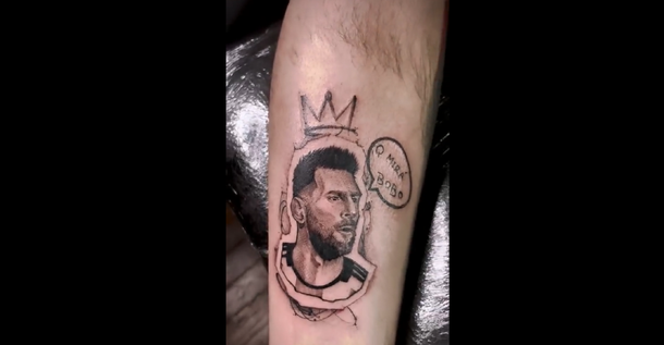 Un hincha argentino se tatuó la frase ¿Qué mirás bobo? y fue viral