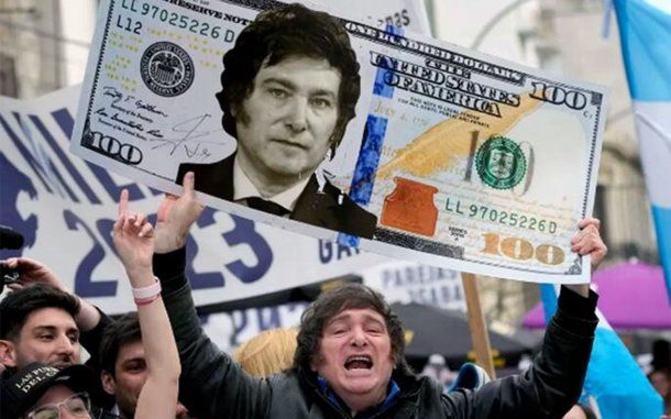 Reclamo: Javier Milei debe cumplir una promesa y decretar un salario mínimo de US$2.028 según la Constitución