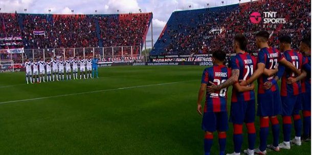El que no salta, es un botón: el canto de los hinchas de San Lorenzo contra la Policía