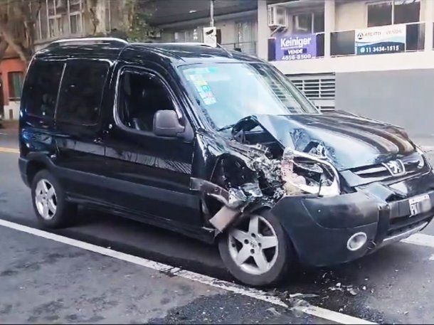 Insólito choque en Chacarita: un conductor alcoholizado embistió a un colectivo