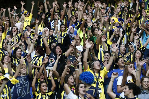 Insólita multa en el Fenerbahce: sólo permitieron entrar mujeres al estadio