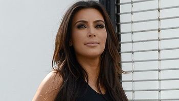 ella no encuentra vestimenta que la contenga ella no encuentra vestimenta que la contenga