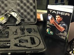 ¿Cómo funcionan las pistolas Taser que quiere incorporar el gobierno de Macri?