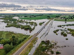 El gobierno declaró la emergencia nacional vial por el estado de la caminería rural en varias zonas de Uruguay. El gobierno declaró la emergencia nacional vial por el estado de la caminería rural en varias zonas de Uruguay.