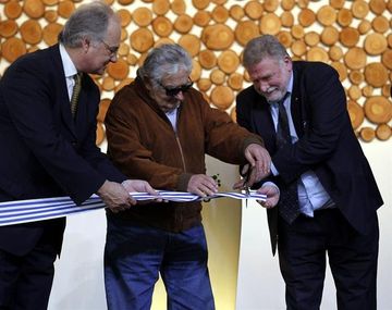 Mujica inauguró una nueva papelera en Uruguay