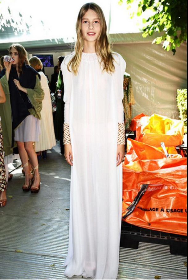 Una popular casa de moda contrató a una modelo de sólo 14 años