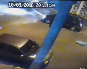 VIDEO: Ladrones quieren robarle el auto a un policía