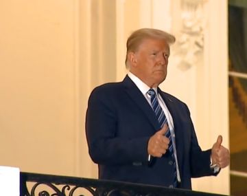 Donald Trump fue dado de alta: se sacó el barbijo y saludó desde un balcón de la Casa Blanca